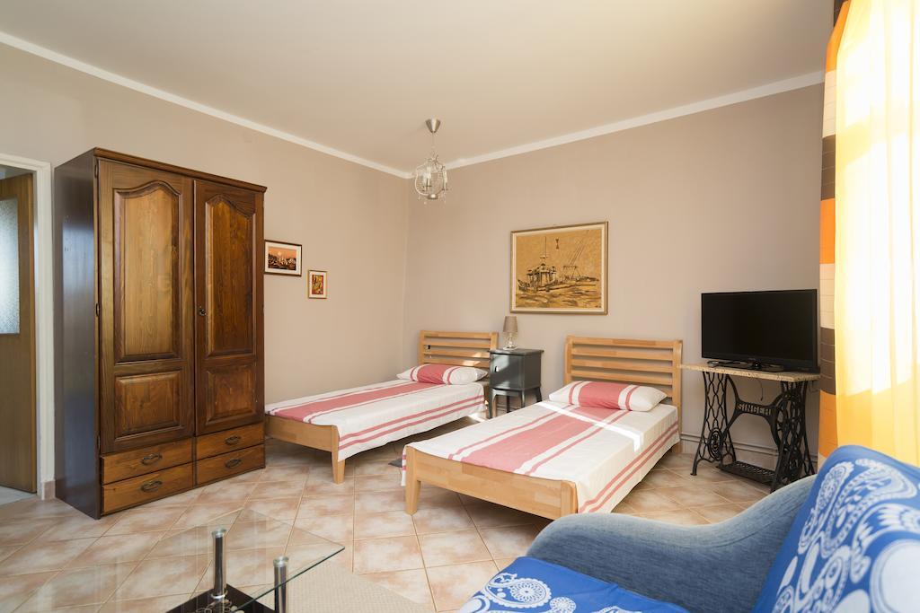 Apartments & Rooms Buoni Amici Murine Екстериор снимка