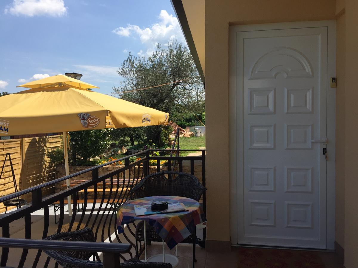 Apartments & Rooms Buoni Amici Murine Екстериор снимка